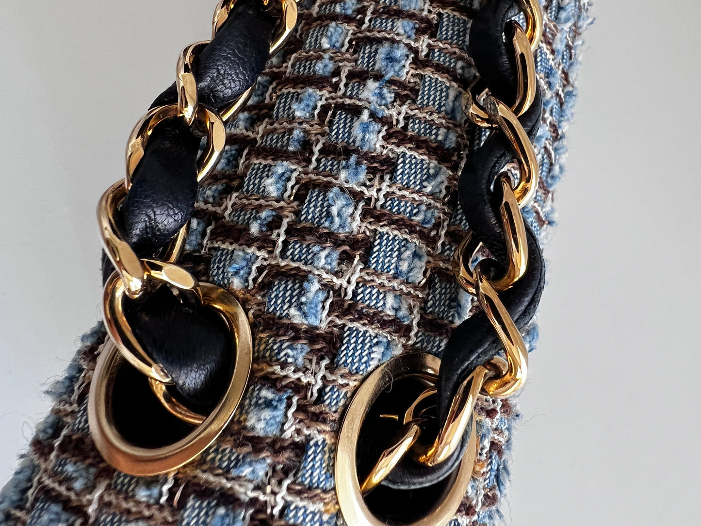 Pre-Owned Chanel medium size blue tweed double flap bag
